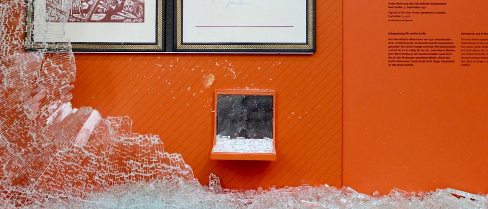 Aus dieser Vitrine wurde die Goldmedaille gestohlen.