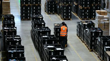 Ein Angestellter arbeitet im Logistikzentrum des Versandhändlers Amazon. 