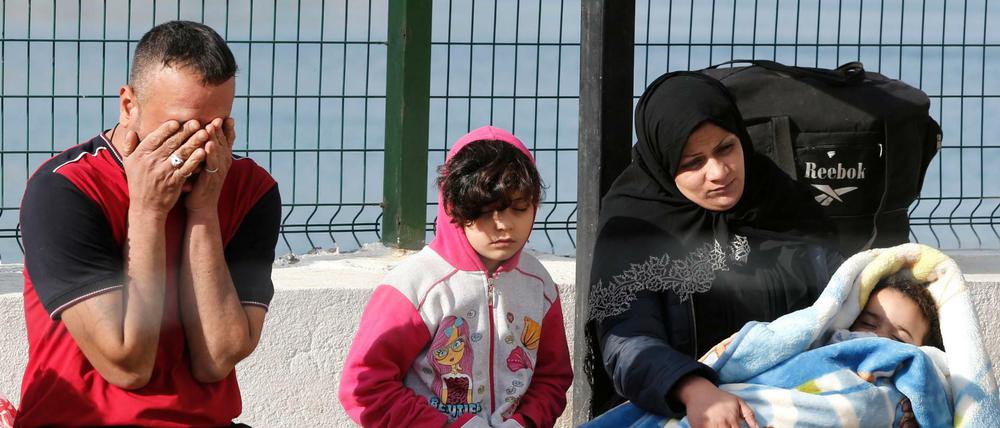Syrische Flüchtlinge warten auf ihren Weitertransport in ein Flüchtlingslager in der Nähe des Hafens von Dikili in der Türkei.