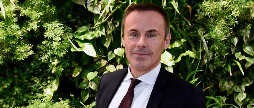 Glyphosat ist das Feindbild für die moderne Landwirtschaft, sagt Liam Condon. Der Manager plädiert für einen offeneren Umgang mit Innovationen. Das Bild zeigt ihn im Foyer des Bayer-Sitzes an der Müllerstraße im Wedding.