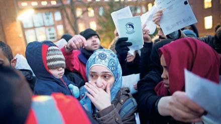 Lange Schlangen bei der Registrierung: Solche Bilder sollten in Berlin eigentlich der Vergangenheit angehören.