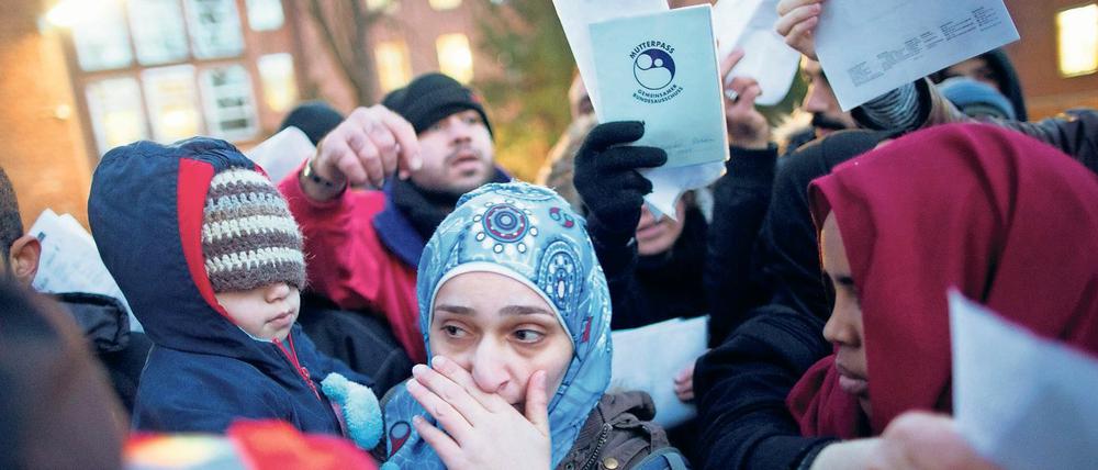 Lange Schlangen bei der Registrierung: Solche Bilder sollten in Berlin eigentlich der Vergangenheit angehören.