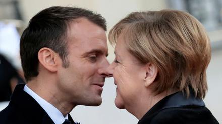 Der französische Präsident Emmanuel Macron begrüßt Kanzlerin Angela Merkel am 11. November 2018 in Paris. 