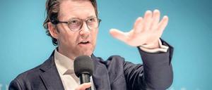 Mission erfüllt? Verkehrsminister Andreas Scheuer (CSU) nach dem fünften Diesel-Gipfel am Donnerstag. Foto: Michael Kappeler/dpa