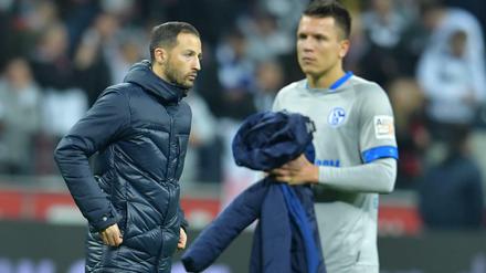 So läuft es nicht. Schalkes Trainer Domenico Tedesco (l) steht nach dem 0:3 in Frankfurt neben Schalkes Yevhen Konoplyanka auf dem Spielfeld. 