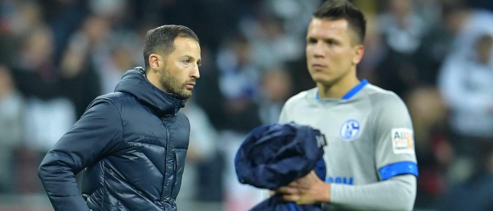 So läuft es nicht. Schalkes Trainer Domenico Tedesco (l) steht nach dem 0:3 in Frankfurt neben Schalkes Yevhen Konoplyanka auf dem Spielfeld.
