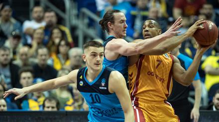Tim Schneider (links) spielt bei Alba mit nur 21 Jahren schon seine zweite Saison als Profi. 
