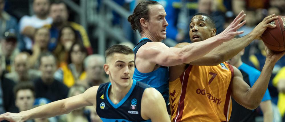 Tim Schneider (links) spielt bei Alba mit nur 21 Jahren schon seine zweite Saison als Profi. 