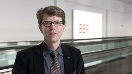 Flughafenchef: Engelbert Lütke Daldrup vor einem Laufband im fertigen Südterminal auf dem Flughafen Berlin-Brandenburg (BER).