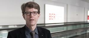 Flughafenchef: Engelbert Lütke Daldrup vor einem Laufband im fertigen Südterminal auf dem Flughafen Berlin-Brandenburg (BER).