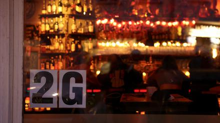 In Berlin gilt an jetzt: Nur noch Genesene und Getestete dürfen in Bars, Restaurants, Cafés, Kinos und Theater.