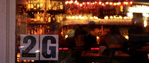 In Berlin gilt an jetzt: Nur noch Genesene und Getestete dürfen in Bars, Restaurants, Cafés, Kinos und Theater.