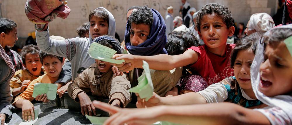 Aufgrund des Bürgerkriegs droht im Jemen eine humanitäre Katastrophe. Um die Hungersnot der Menschen zu lindern, planen die UN künftig 14 Millionen statt wie bisher acht Millionen Menschen mit Nahrung zu versorgen.