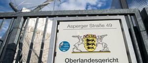 Einem 29 Jahre alten Deutschen wird in einem Prozess die Unterstützung und Mitgliedschaft in der Terrormiliz Islamischer Staat vorgeworfen. 