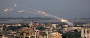 Militante Hamas-Mitglieder feuern Raketen Richtung Israel.