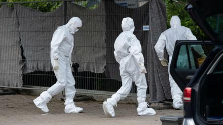 Polizeibeamte sichern Spuren nach dem Fund eines toten 16-jährigen Mädchens in Hannover. Die Leiche der Jugendlichen entdeckt worden. 