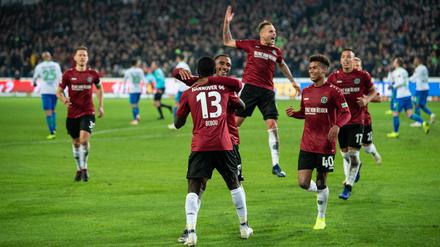 Rot ist Trumpf! Hannovers Ihlas Bebou (M.) jubelt mit Mannschaftskollegen nach seinem Strafstoßtor zum 2:0. 