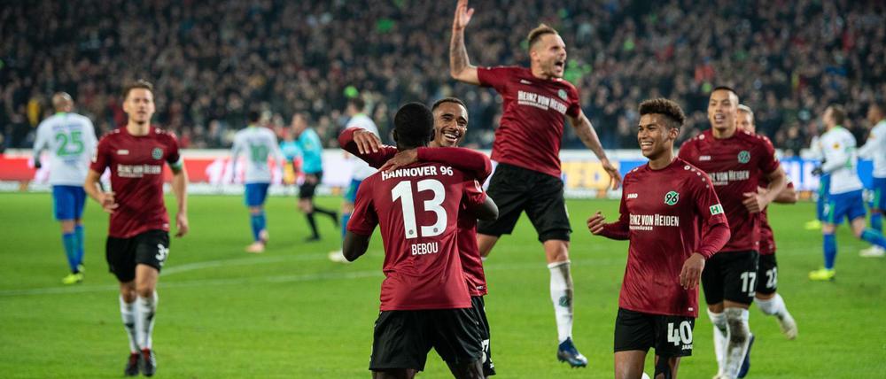 Rot ist Trumpf! Hannovers Ihlas Bebou (M.) jubelt mit Mannschaftskollegen nach seinem Strafstoßtor zum 2:0. 