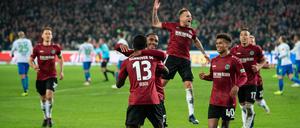 Rot ist Trumpf! Hannovers Ihlas Bebou (M.) jubelt mit Mannschaftskollegen nach seinem Strafstoßtor zum 2:0. 