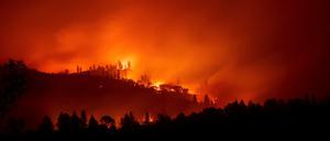 Das "Camp Fire" brennt auf einem Hügel in der Nähe von Big Bend, Kalifornien. 