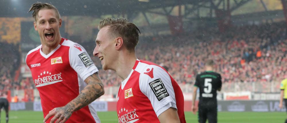 Freude schöner Regentropfen: Unions Sebastian Polter (l) und Torschütze Joshua Mees jubeln über das 2:0.