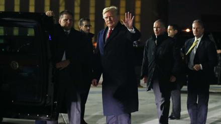 Präsident Donald Trump winkt, als er am Flughafen Orly bei Paris ankommt.