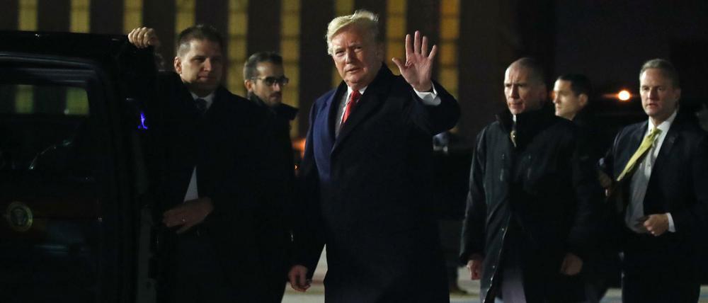 Präsident Donald Trump winkt, als er am Flughafen Orly bei Paris ankommt.