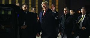 Präsident Donald Trump winkt, als er am Flughafen Orly bei Paris ankommt.