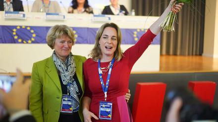 Monika Grütters (l) gratuliert Hildegard Bentele, der stellvertretenden Fraktionsvorsitzende im Berliner Abgeordnetenhaus.