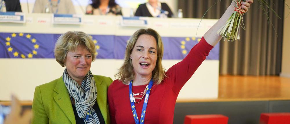Monika Grütters (l) gratuliert Hildegard Bentele, der stellvertretenden Fraktionsvorsitzende im Berliner Abgeordnetenhaus.