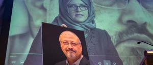 Ein Foto von Hatice Cengiz, Verlobte des getöteten saudischen Journalisten, wird während einer Gedenkveranstaltung für den getöteten saudischen Journalisten Jamal Khashoggi auf eine Leinwand projiziert. 