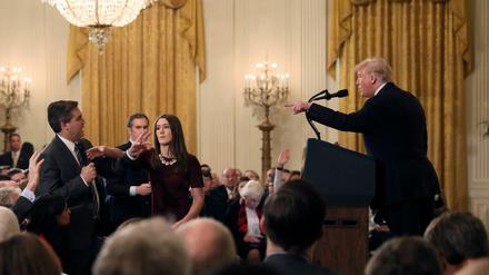 Bei der tumultartigen Pressekonferenz mit Präsident Donald Trump am 7. November wollte eine Mitarbeiterin des Weißen Hauses dem CNN-Reporter Jim Acosta das Mikrofon wegnehmen.