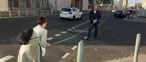 Kiezaktivisten Nora Erdmann und Stefan Lehmkühler messen die Straße aus.