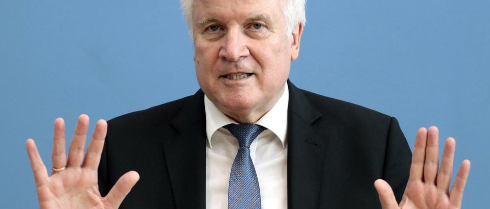 Gemach, gemach. In dieser Woche will CSU-Chef Horst Seehofer seiner drängenden Partei mitteilen, ob und wann er zurücktritt.