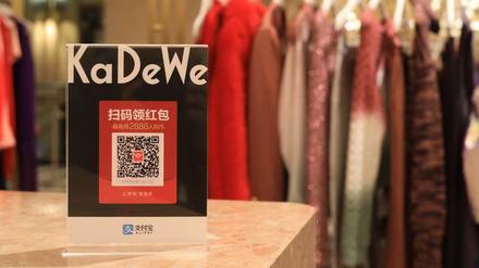 An insgesamt sieben Kassen können chinesische Kunden im KaDeWe nun über Alipay bezahlen.