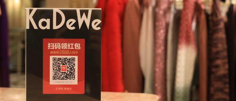 An insgesamt sieben Kassen können chinesische Kunden im KaDeWe nun über Alipay bezahlen.