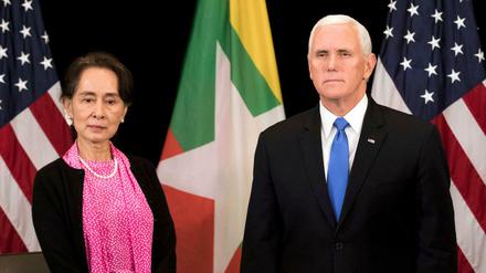 Die Außenministerin und de-facto-Regierungschefin Myanmars, Aung San Suu Kyi, und US-Vizepräsident Mike Pence in Singapur.
