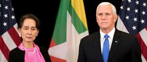 Die Außenministerin und de-facto-Regierungschefin Myanmars, Aung San Suu Kyi, und US-Vizepräsident Mike Pence in Singapur.