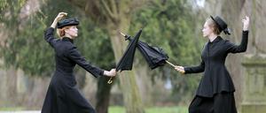 Emmeline Pankhurst (Esther Schweins, links) und ihre Tochter Christabel (Anke Retzlaff) kämpfen nicht nur zum Vergnügen, sondern für einen Wandel, der die Hälfte der Bevölkerung betrifft.