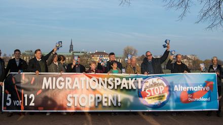 Mitglieder der Meißner AfD protestierten am Mittwoch vor dem Landtag Sachsen gegen den Migrationspakt.