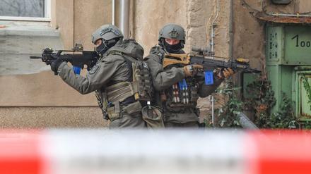 Brandenburg, Bernau: Beamte des Spezialeinsatzkommandos (SEK) nehmen an einer Anti-Terrorübung teil.