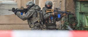 Brandenburg, Bernau: Beamte des Spezialeinsatzkommandos (SEK) nehmen an einer Anti-Terrorübung teil.