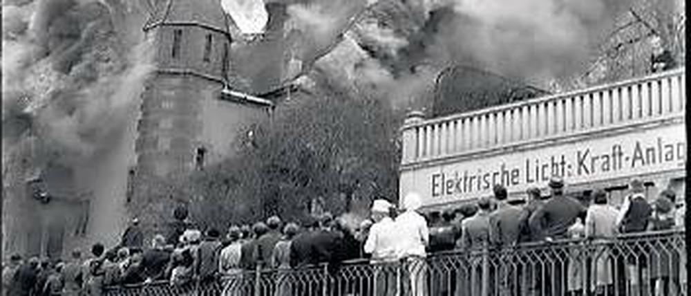 Schreckensbild: Der Brand der Synagoge am Obergraben in Siegen am 10. November 1938.