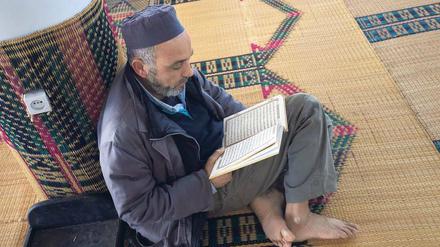 Muslimischer Gläubiger in einer Moschee in Tunesien.