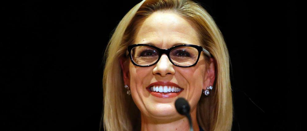 Kyrsten Sinema, die neu gewählte demokratische Senatorin von Arizona, erklärt ihren Sieg. 