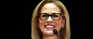 Kyrsten Sinema, die neu gewählte demokratische Senatorin von Arizona, erklärt ihren Sieg. 