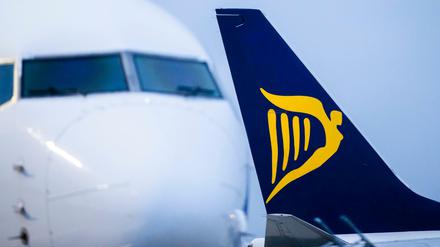 Flugzeuge der irischen Airline Ryanair stehen auf dem Vorfeld des Flughafens Weeze.