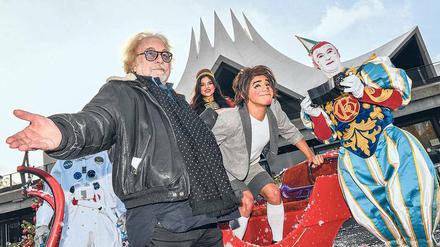Vorgefahren. Direktor Bernhard Paul, Ballett-Tänzerin Ghylaine, der mexikanische Clown Chistirrin und Weißclown Gensi (v.l.n.r.) präsentierten am Mittwoch das Programm des Roncalli- Weihnachtscircus. 