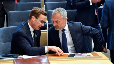 Ulf Kristersson, Chef der konservativen Partei, spricht im schwischen Parlament mit Jan Bjorklund, dem Vorsitzenden der liberalen Partei.