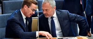 Ulf Kristersson, Chef der konservativen Partei, spricht im schwischen Parlament mit Jan Bjorklund, dem Vorsitzenden der liberalen Partei.